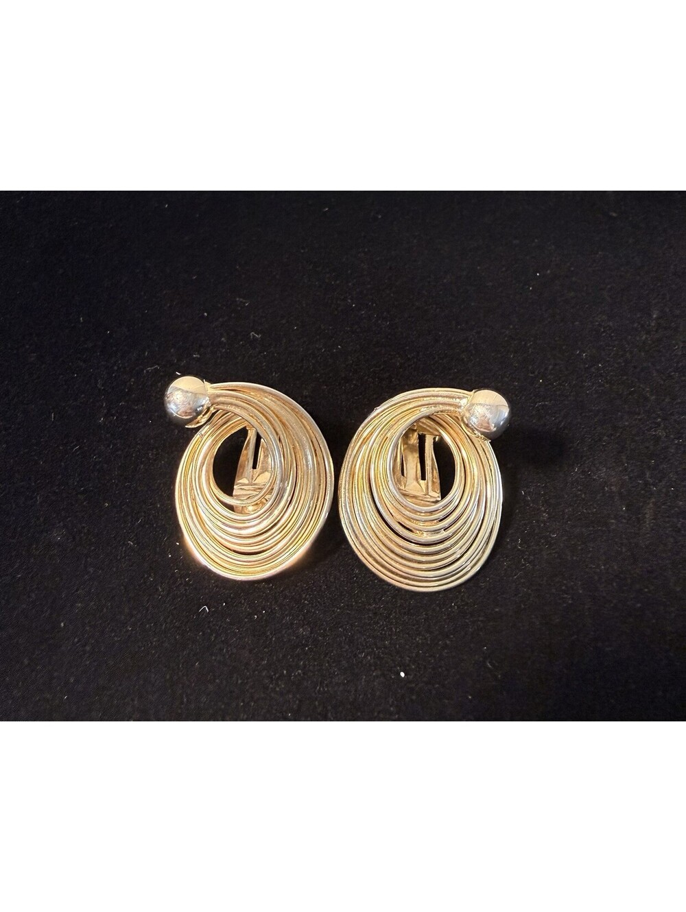 Vtg Kramer Signed Gold Tone Swirl Wire Clip On Earrings 1950-1960’s Stylish
